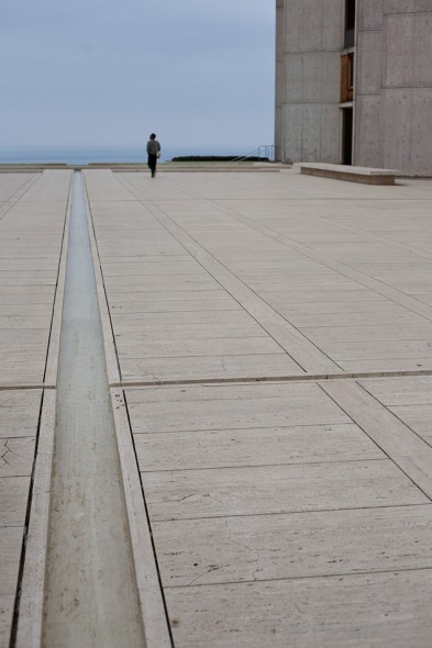 Anna's working at the prestigious Salk Institute as a researcher/scientist. The complex is perched on the edge of cliffs above the pacific and is a classic example of Brutalist architecture - awesome to look around.