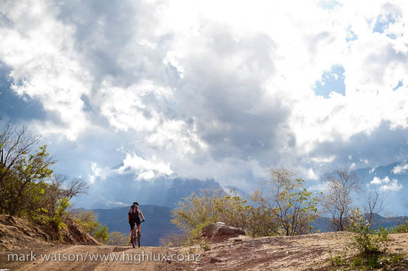 Climbing over one of the passes towards Tubares.