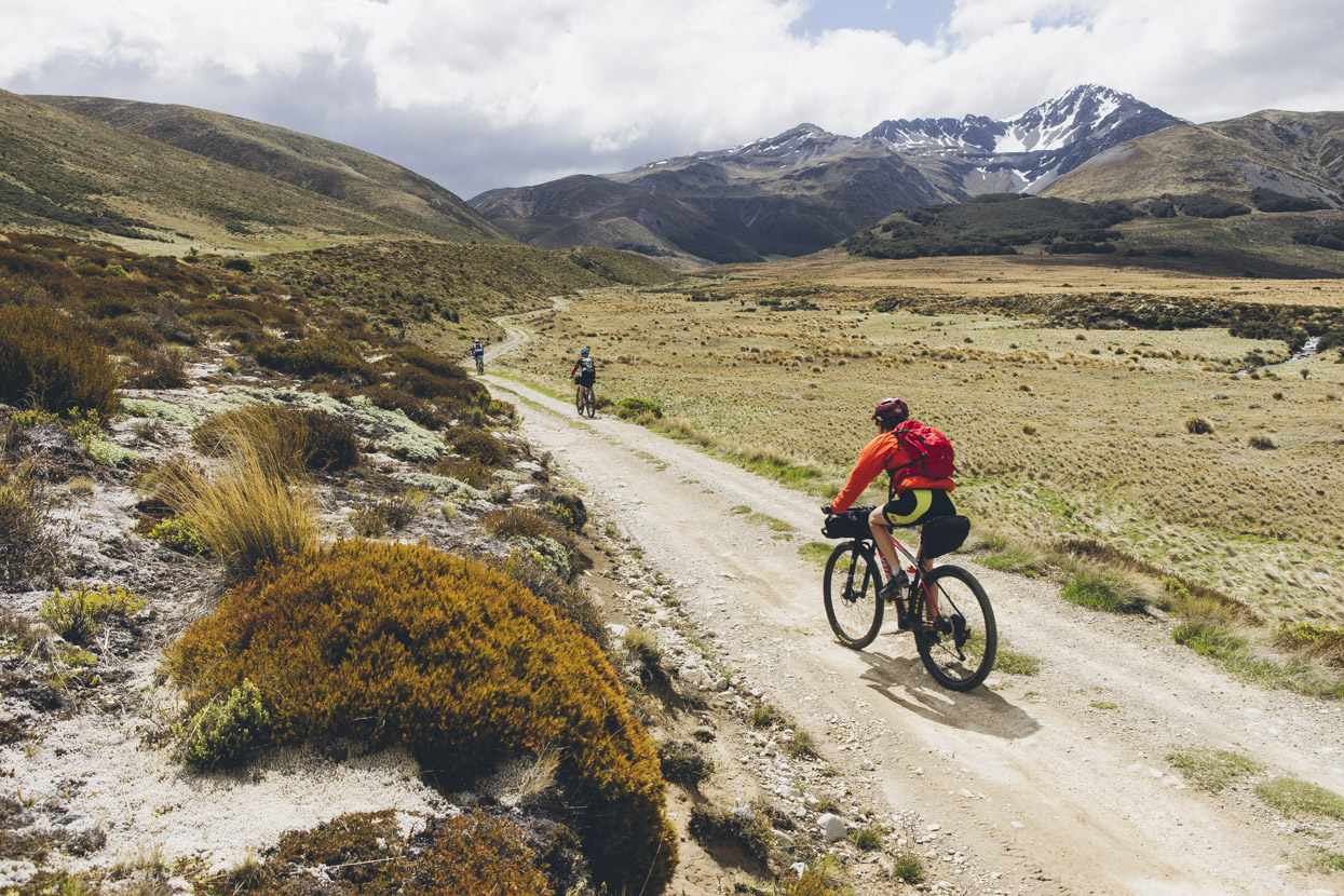 Heading west past Lake Tennyson and towards Maling Pass.