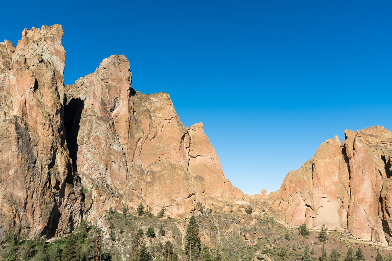 Holiday on the Holiday (already)! As much as the road was calling, the thought of up to two years on the bikes without a decent climbing fix was a bit much to bear, so we'd factored in a three week trip to Smith Rock (near Bend) Oregon.