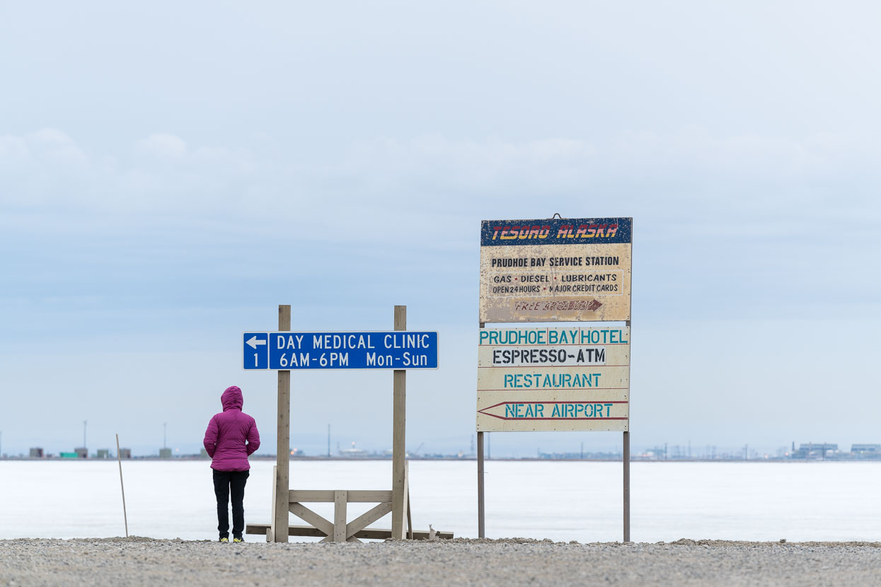 It's almost unsettlingly flat and the frozen lakes, grey sky and tan ground almost seem to merge into one. Distance is very hard to judge and most of the horzion is dotted with oil wells and other infrastructure.