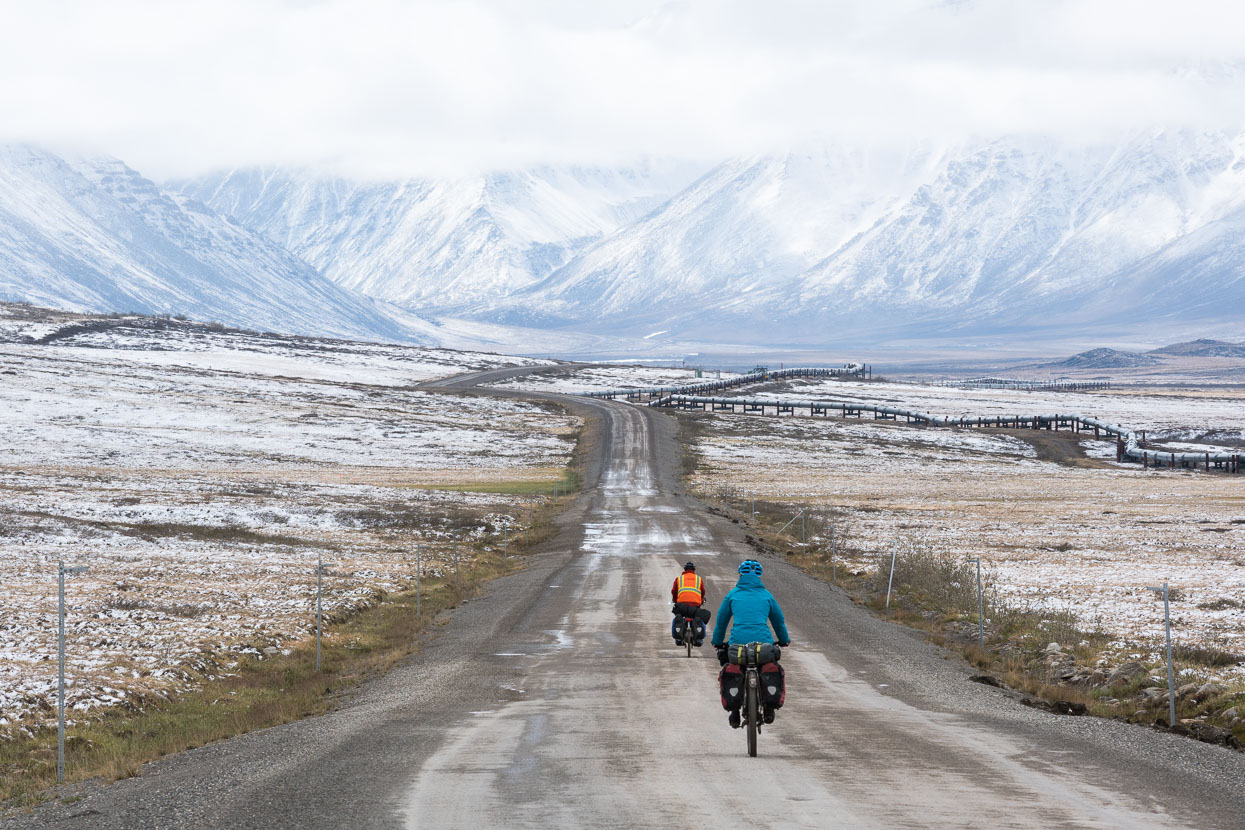 By now we'd left the flat of the North Slope well behind and endless, gently rolling hills had finally merged into the Brooks Range. The valleys narrowed further as we were squeezed towards Atigun Pass (1444m), the highpoint of the road.