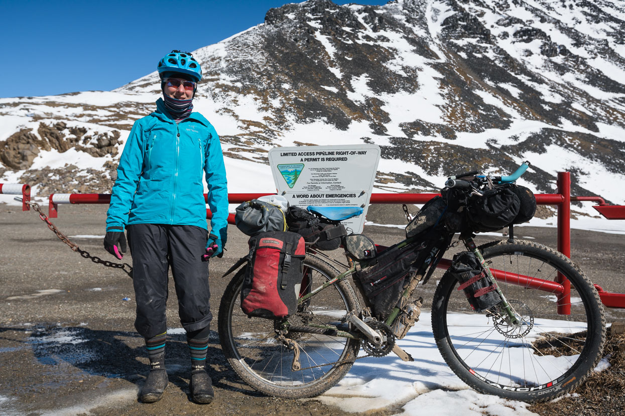 Atigun Pass (1444m). Sun's out finally and it's time to go down...