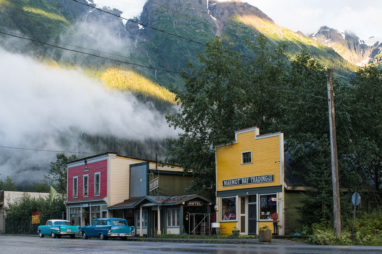 At the end of the road, just a stones throw from the estuarine waters of the Portland Canal (actually a fiord), lay the township of Stewart. We instantly liked this quirky, remote town. Dated buildings, a frontier flavour and mountain atmosphere give the place a unique feel. High above the town fingers of the massive Cambria Icefield are visible, hanging between the peaks.